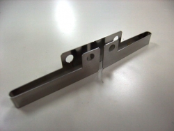 HITACHI 3-823394-01 板ばね (新品)